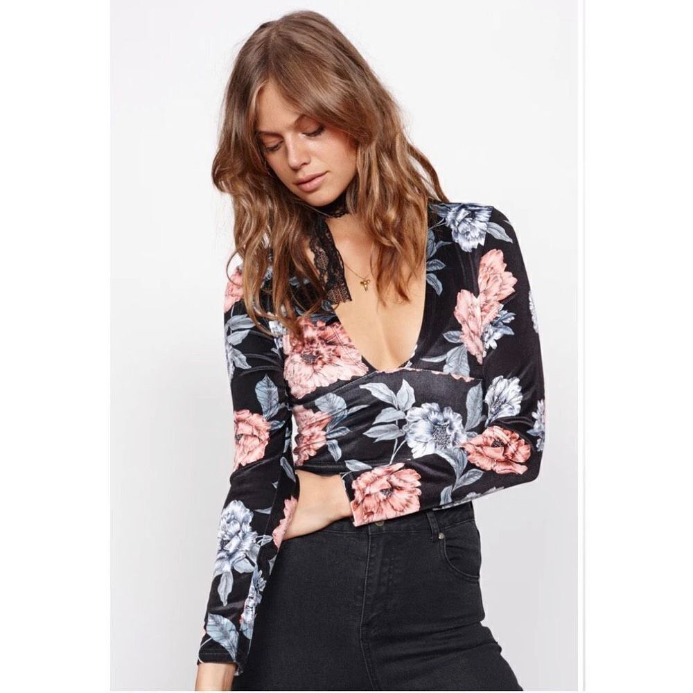 MINKPINK Garden of Eden Velvet Floral Long Sleeve Crop Top Women’s Size Large‎